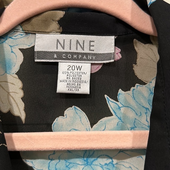 Floral long sleeve blouse with slits on sides. Button up. - Picture 2 of 5